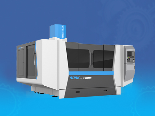 精雕機研發(fā)專家傾心7年研發(fā)了8款鋁型材精雕機，解決了行業(yè)超大一體式電視機邊框加工問題。